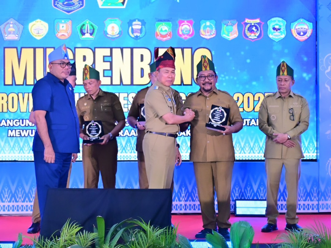 Gubernur Sulawesi Tenggara, Mayjen TNI (Purn) Andi Sumangerukka, S.E., M.M menyerahkan penghargaan kepada Bupati Bombana, Ir. H. Burhanuddin, M.Si