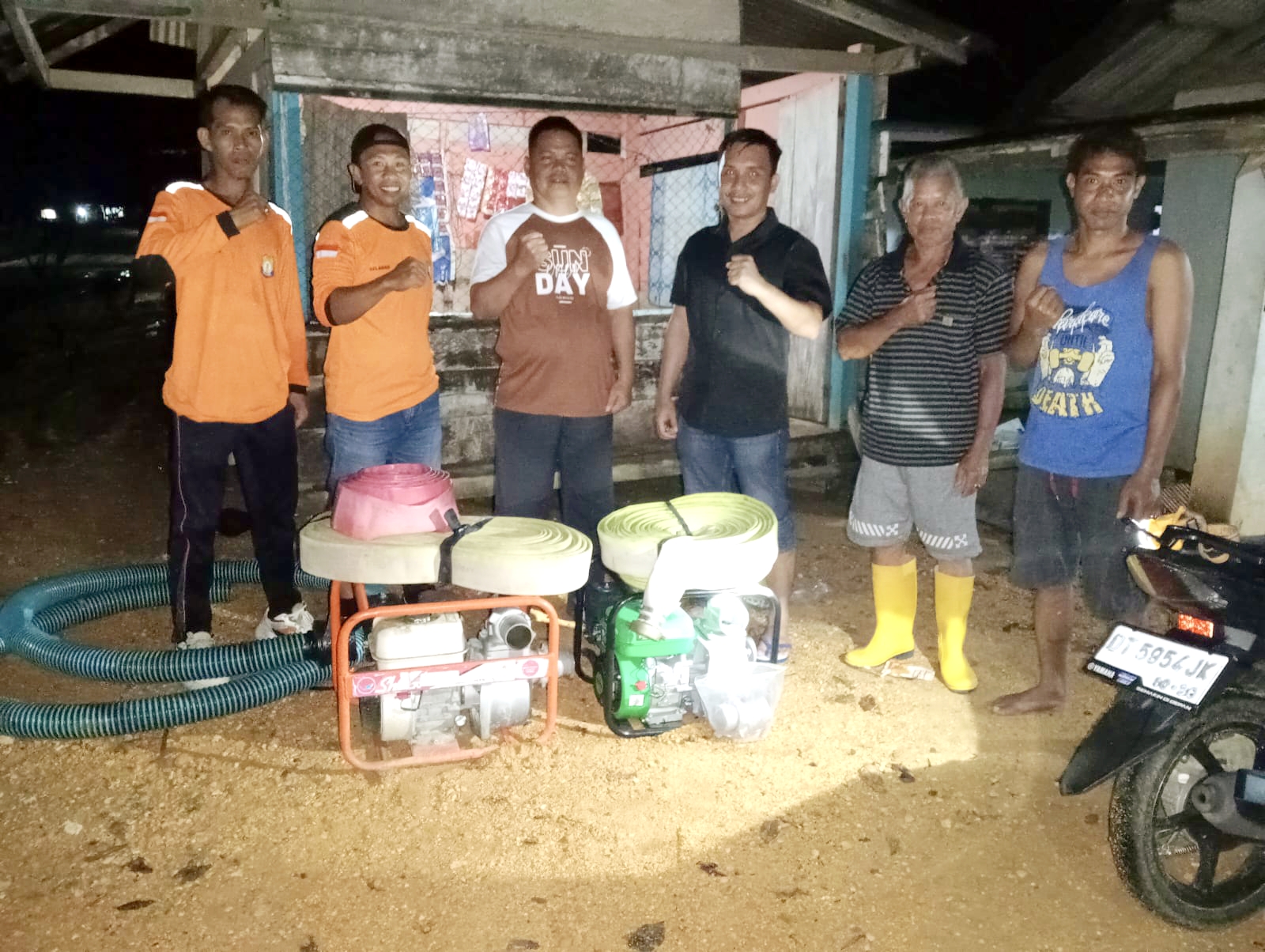 Foto bersama didepan rumah warga terdampak banjir