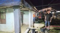 Anggota DPRD Bombana, Kusmardin saat turun langsung membantu warga