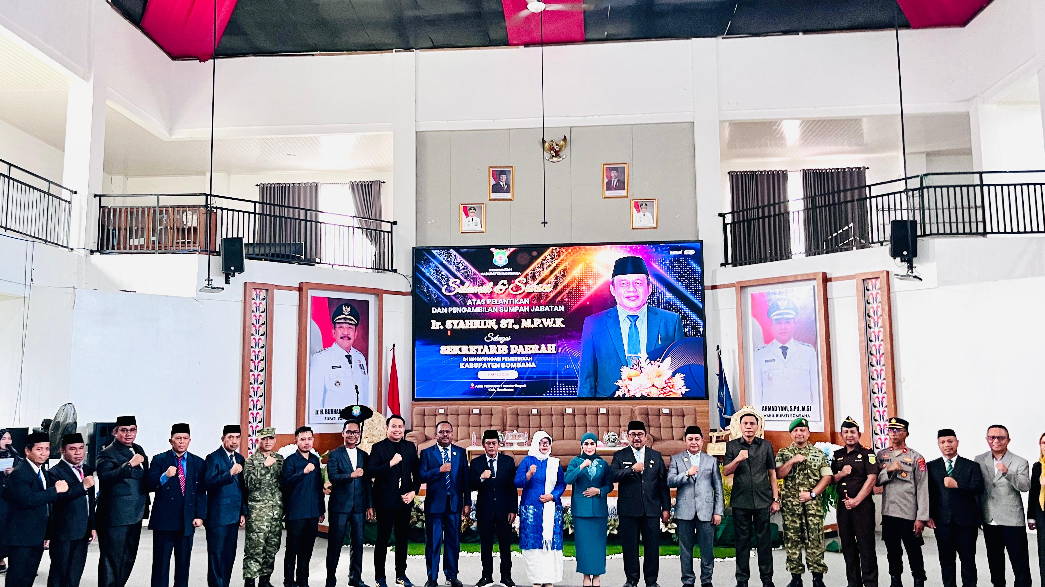 Bupati dan Wakil Bupati Bombana resmi melantik Ir. Syahrun, ST., M.PW sebagai Sekda definitif Kabupaten Bombana. Pelantikan berlangsung di Ruang Tanduale dan dihadiri Forkopimda serta pejabat daerah.