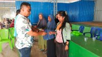 Penjabat Kepala Desa, Langara Tanjung Batu, Gafarudin, S.I.Kom saat menyerahkan bantuan kepada warga