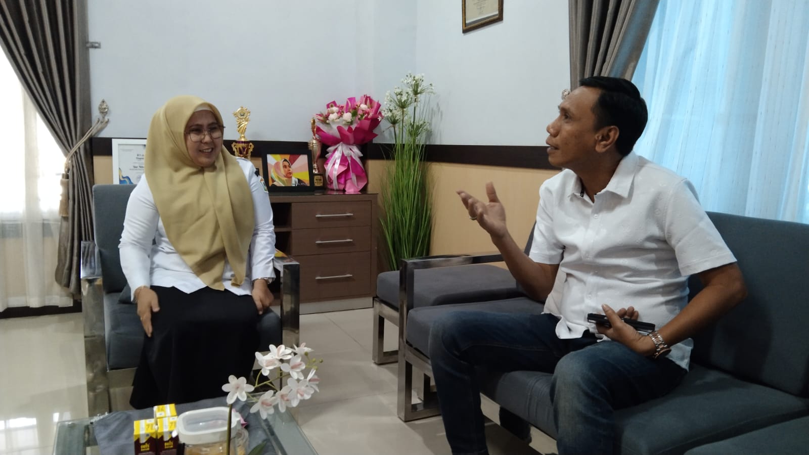 Ketua DPRD Bombana Iskandar memastikan pembangunan Jalan Poros Mata Oleo sepanjang 10 kilometer akan dituntaskan pada 2026. Kepastian tersebut diperoleh setelah koordinasi langsung dengan pemerintah provinsi untuk menjawab kebutuhan masyarakat yang selama bertahun-tahun menghadapi kondisi jalan rusak.