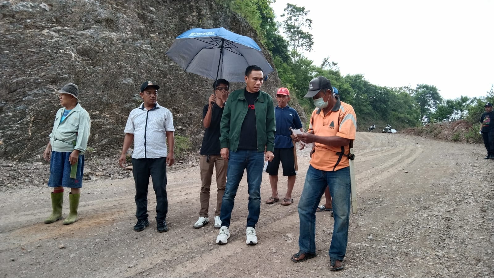 Ketua DPRD Bombana Iskandar turun langsung ke Desa Langkema menindaklanjuti aduan masyarakat terkait sengketa lahan dengan PT Almharig. DPRD memastikan persoalan akan dibahas melalui RDP dan mendorong percepatan penegasan batas wilayah desa.