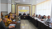 Ketua DPRD Bombana, Iskandar, SP, Memimpin Jalannya Rapat Dengar Pendapat Umum (RDPU).