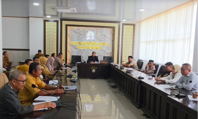 Ketua DPRD Bombana, Iskandar, SP, Memimpin Jalannya Rapat Dengar Pendapat Umum (RDPU).