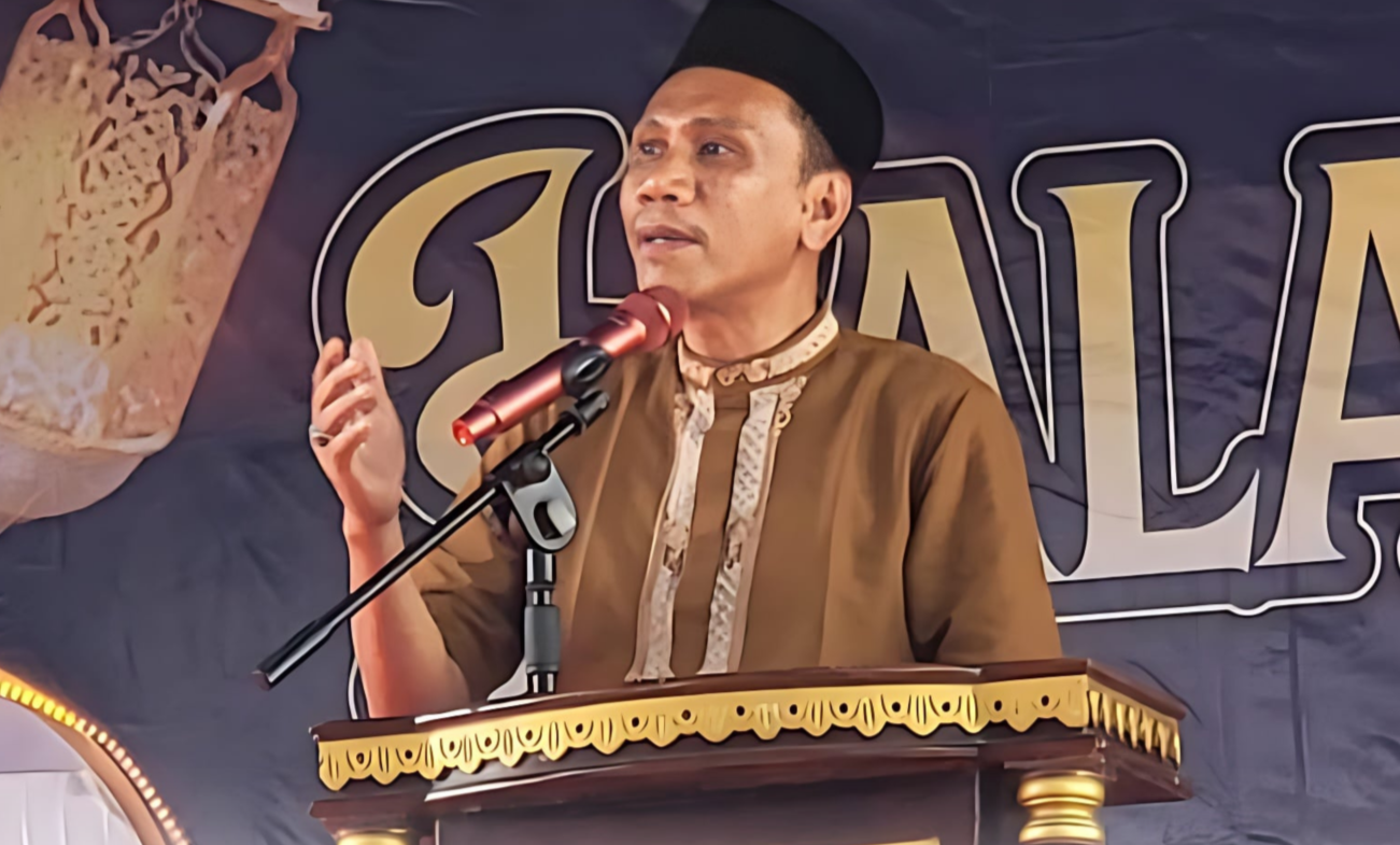 Ketua DPRD Bombana Iskandar menegaskan komitmennya mendukung kebijakan pemerintah yang berpihak kepada rakyat sekaligus mendesak percepatan penataan birokrasi saat menghadiri halal bihalal di Desa Pongkalaero, Kabaena Selatan.