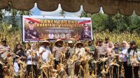 Kapolres Bombana AKBP Irwandhy Idrus, S.I.K., M.H., CPHR, (tengah) saat memimpin dimulainya Panen Raya Jagung