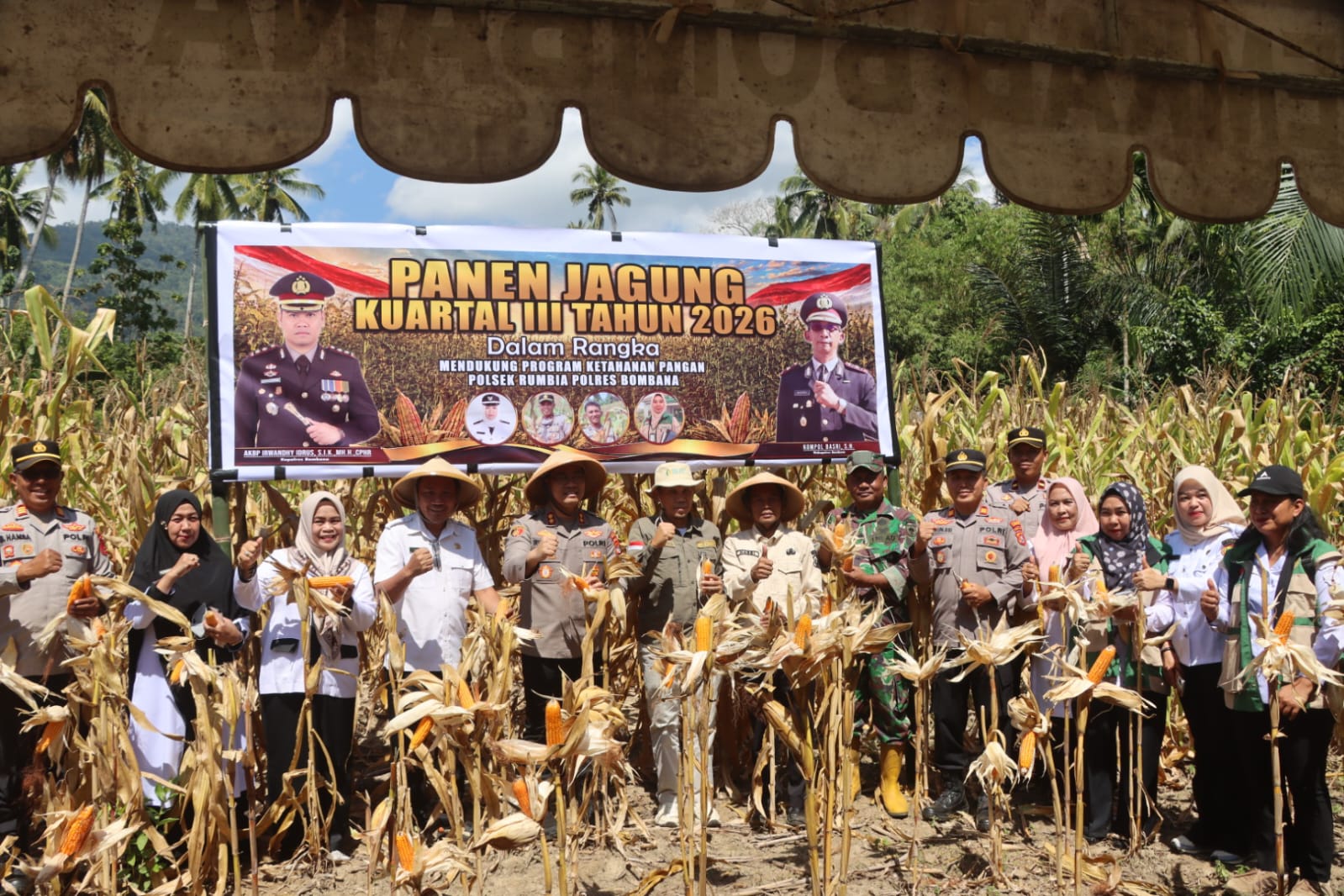 Kapolres Bombana AKBP Irwandhy Idrus, S.I.K., M.H., CPHR, (tengah) saat memimpin dimulainya Panen Raya Jagung