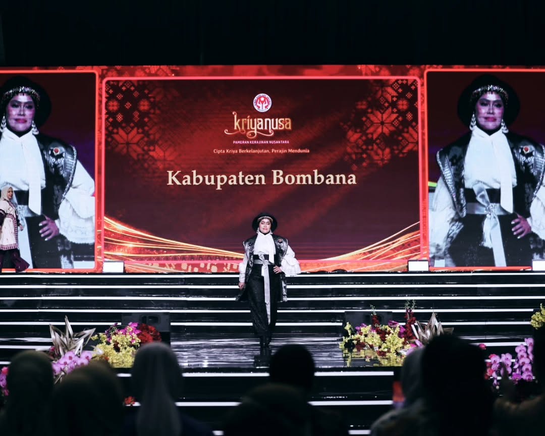 Ketua Dekranasda Bombana Hj. Fatmawati tampil di Kriyanusa 2026 dengan Motif Rapa Dara, Boo Rapa, dan anting Werk untuk memperkenalkan budaya serta kerajinan daerah di panggung nasional.