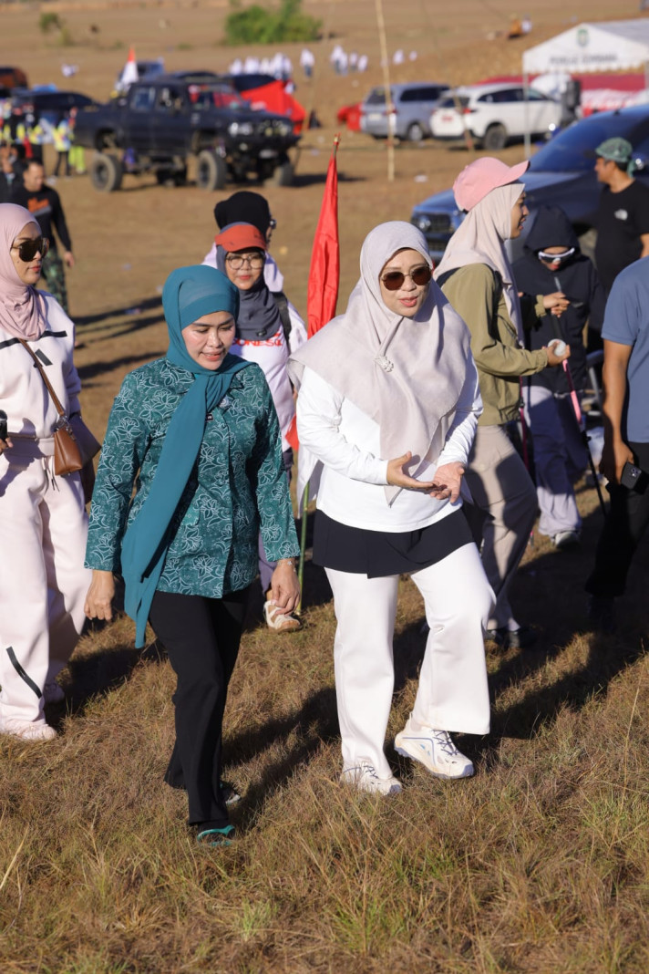 Ketua TP PKK Sulawesi Tenggara Arinta Andi Summanggerukka mengunjungi Padang Pajongang, Bombana, dalam Famtrip Overland 2026. Kunjungan disambut Ketua TP PKK Bombana Fatmawati Kasim Marewa bersama kader dan pelajar untuk memperkenalkan potensi wisata dan budaya daerah.