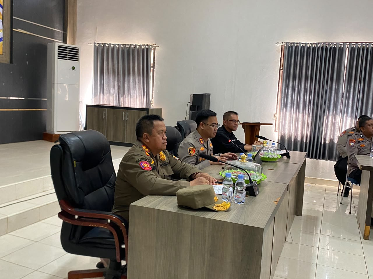 Kasat Pol PP Bombana H. Pajawa Tarika menekankan pentingnya sinergi dengan Bhabinkamtibmas, pemerintah desa, Satlinmas, dan masyarakat untuk memperkuat deteksi dini serta menjaga ketenteraman dan ketertiban umum.
