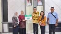 Kementerian Sosial melalui Sentra Meohai Kendari menyalurkan bantuan ATENSI senilai Rp153,36 juta kepada 78 penerima manfaat di Kabupaten Bombana untuk mendukung kebutuhan dasar dan kemandirian ekonomi.