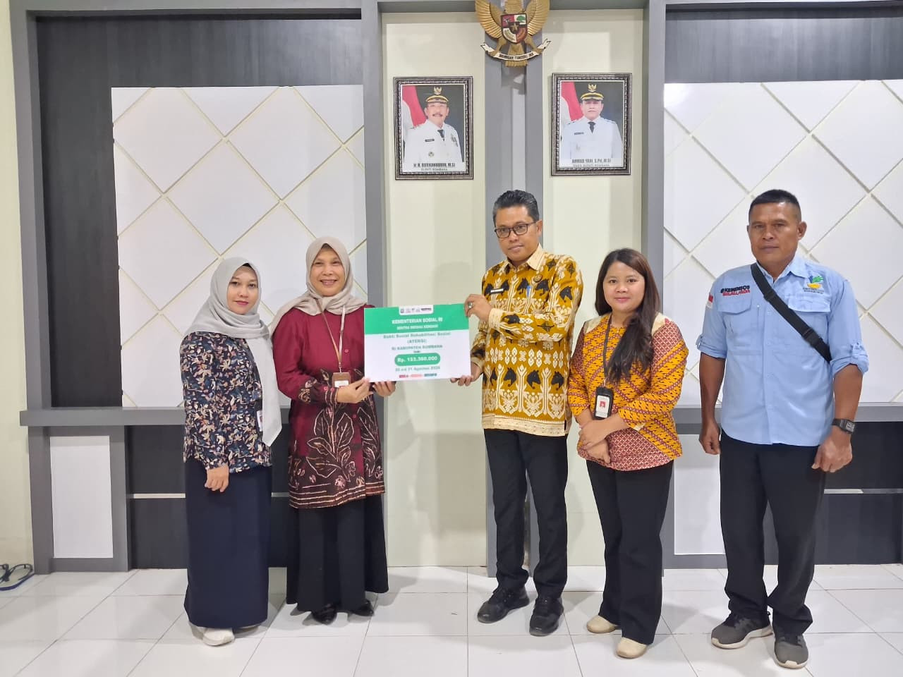 Kementerian Sosial melalui Sentra Meohai Kendari menyalurkan bantuan ATENSI senilai Rp153,36 juta kepada 78 penerima manfaat di Kabupaten Bombana untuk mendukung kebutuhan dasar dan kemandirian ekonomi.