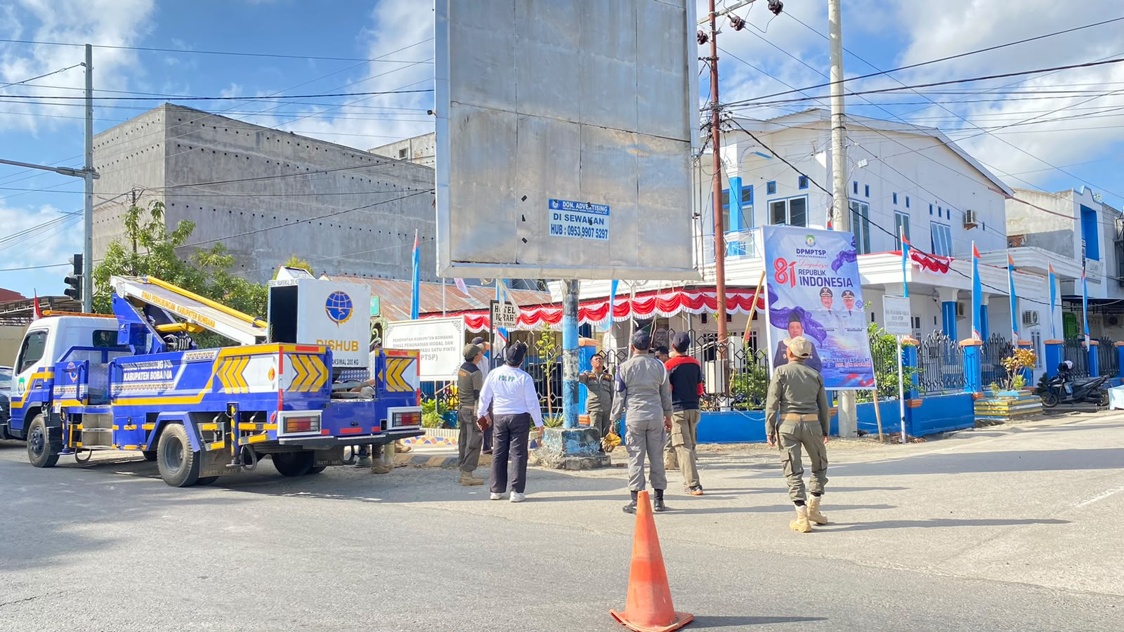 Kebakaran melanda rumah sekaligus kios milik H. L. Syamsuddin di Desa Hukaea, Bombana. Empat kulkas, tiga televisi, uang tunai, dan barang lainnya dilaporkan terbakar. Korsleting listrik diduga menjadi penyebab.