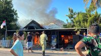 Kebakaran melanda rumah sekaligus kios milik H. L. Syamsuddin di Desa Hukaea, Bombana. Empat kulkas, tiga televisi, uang tunai, dan barang lainnya dilaporkan terbakar. Korsleting listrik diduga menjadi penyebab.