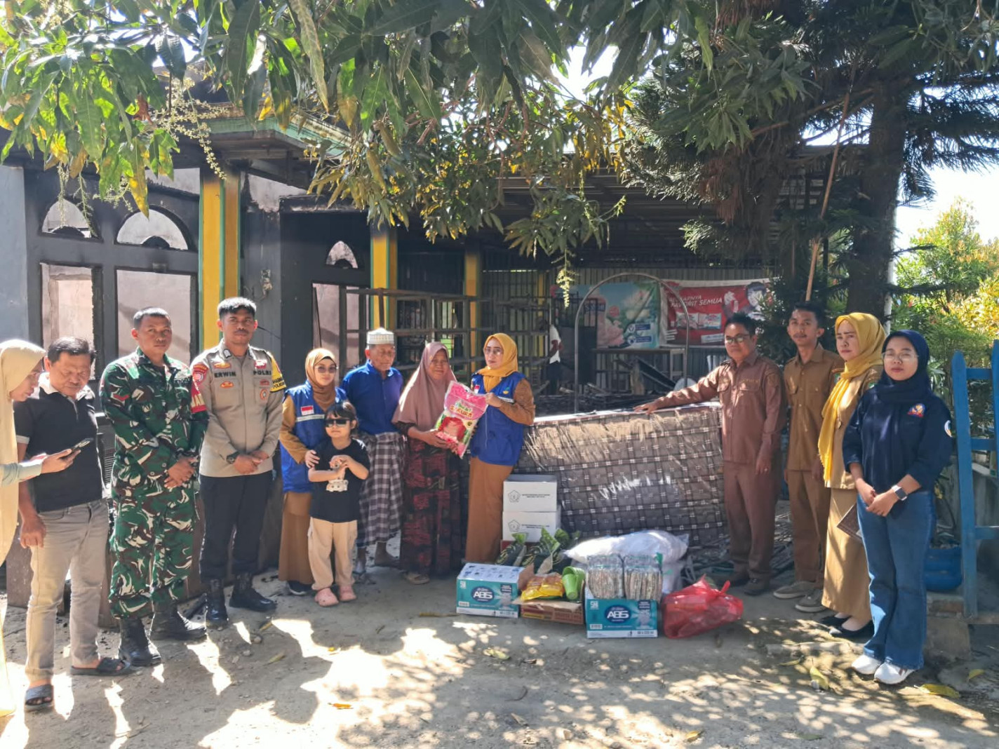Dinas Sosial Bombana bersama Tagana dan Pemerintah Desa Hukaea menyalurkan bantuan sembako, perlengkapan rumah tangga, dan kebutuhan dasar kepada keluarga korban kebakaran.