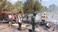 Damkar Satpol PP Bombana memadamkan kebakaran rumah Hasanuddin di Desa Hukaea, Rarowatu Utara, pada 27 Agustus 2026. Pembakaran sampah diduga menjadi pemicu. Warga diimbau berhati-hati untuk mencegah kebakaran.