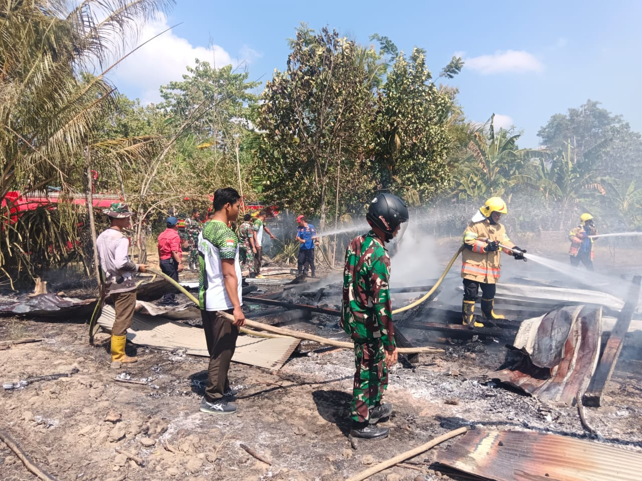 Damkar Satpol PP Bombana memadamkan kebakaran rumah Hasanuddin di Desa Hukaea, Rarowatu Utara, pada 27 Agustus 2026. Pembakaran sampah diduga menjadi pemicu. Warga diimbau berhati-hati untuk mencegah kebakaran.