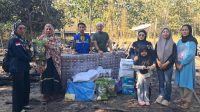 Dinas Sosial Bombana menyalurkan bantuan sembako dan perlengkapan rumah tangga kepada keluarga korban kebakaran di Desa Hukaea, Kecamatan Rarowatu Utara, pada 27 Agustus 2026.