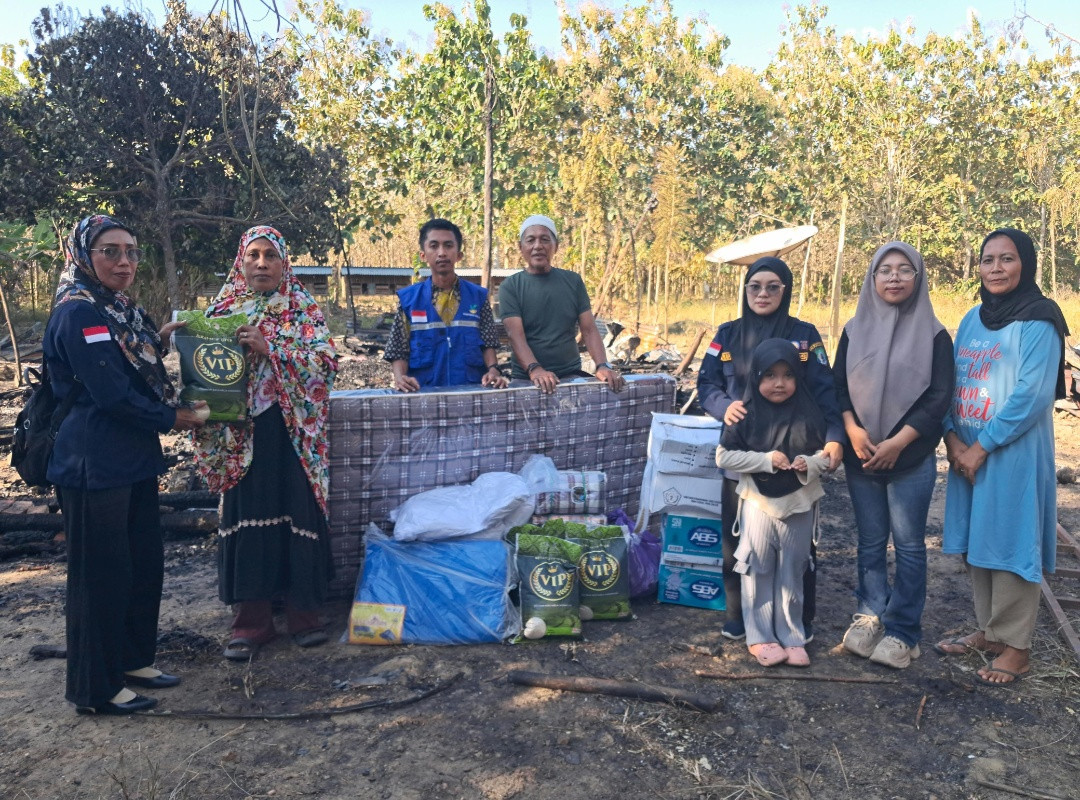 Dinas Sosial Bombana menyalurkan bantuan sembako dan perlengkapan rumah tangga kepada keluarga korban kebakaran di Desa Hukaea, Kecamatan Rarowatu Utara, pada 27 Agustus 2026.