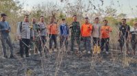 BPBD Bombana bersama TNI, Polri, dan warga memadamkan kebakaran lahan sekitar 10 hektare di Desa Tahiite, Kecamatan Rarowatu, dan mengimbau masyarakat meningkatkan kewaspadaan.
