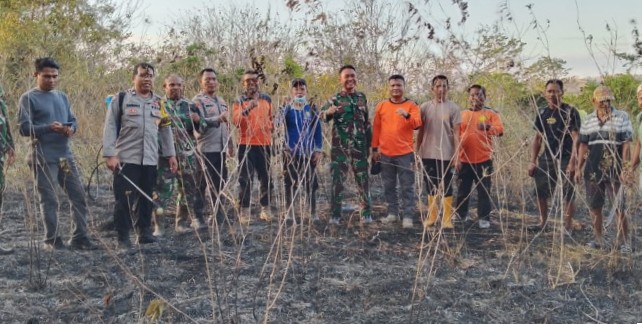 BPBD Bombana bersama TNI, Polri, dan warga memadamkan kebakaran lahan sekitar 10 hektare di Desa Tahiite, Kecamatan Rarowatu, dan mengimbau masyarakat meningkatkan kewaspadaan.