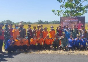 BPBD Bombana bersama TNI, Polri, Damkar dan Manggala Agni menggelar show of force serta sosialisasi Stop Karhutla kepada pengguna jalan di kawasan TNRAW.