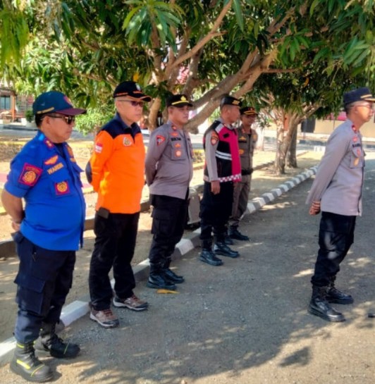 BPBD Bombana bersama TNI, Polri, Damkar, Satpol PP dan Manggala Agni memperkuat kesiapsiagaan Karhutla serta mensosialisasikan nomor layanan darurat kepada masyarakat.