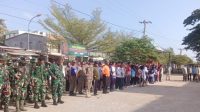 Sambut HUT TNI ke-81, BPBD Bombana bersama TNI, Polri, pemerintah daerah, guru dan pelajar menggelar kerja bakti di Pasar Sentral Tadoha Mapacing.