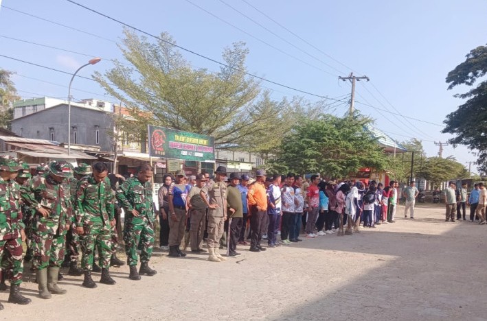 Sambut HUT TNI ke-81, BPBD Bombana bersama TNI, Polri, pemerintah daerah, guru dan pelajar menggelar kerja bakti di Pasar Sentral Tadoha Mapacing.