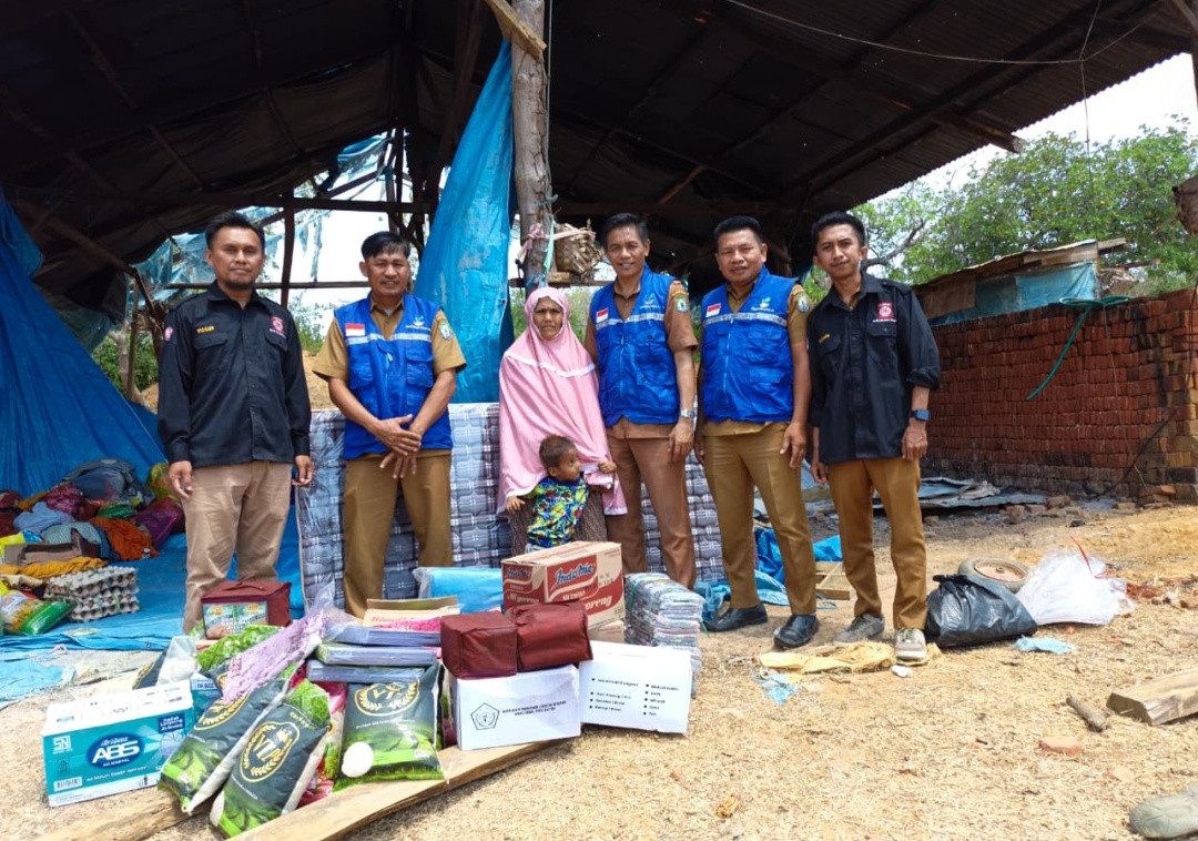Dinas Sosial Bombana menyalurkan bantuan kepada korban kebakaran rumah di Desa Timbala. Bantuan berupa kebutuhan pokok dan perlengkapan rumah tangga untuk membantu masa pemulihan korban.