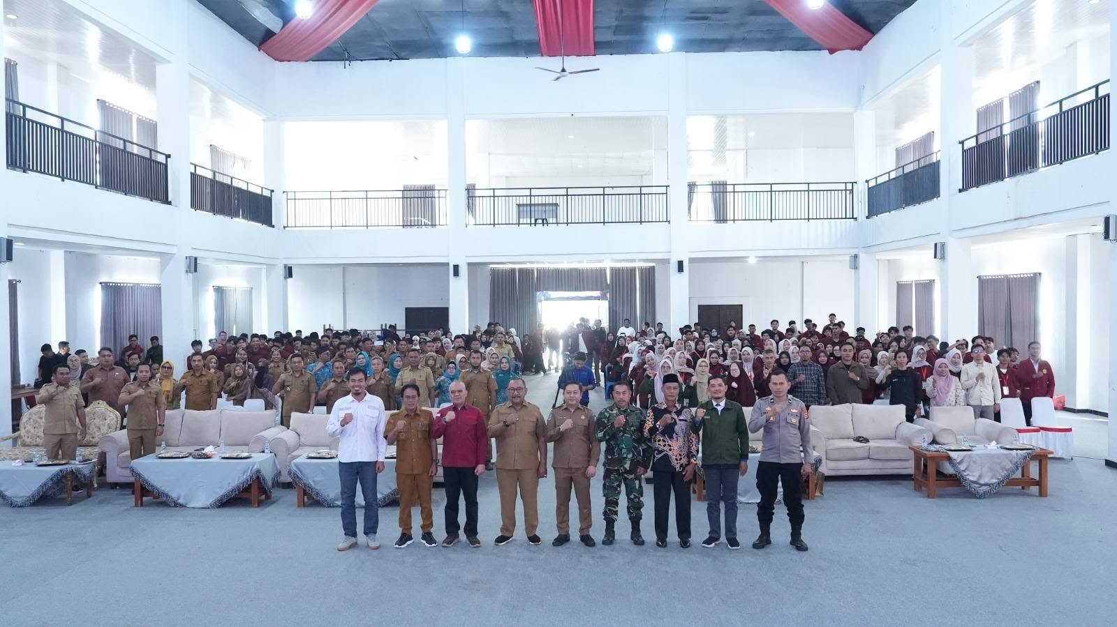 Bupati dan Wakil Bupati Bombana menerima mahasiswa KKA UMK 2026. Pemkab Bombana mendorong program pengabdian berbasis kebutuhan masyarakat di bidang pendidikan, kesehatan, lingkungan, UMKM, dan teknologi.