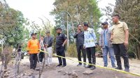 Bupati Bombana Burhanuddin mengunjungi keluarga korban kebakaran di Desa Tongkoseng, Kecamatan Tontonunu. Lima orang meninggal dunia dalam musibah tersebut. Pemerintah daerah menyerahkan bantuan uang tunai dan menginstruksikan pendataan kerugian serta pemenuhan kebutuhan keluarga terdampak.