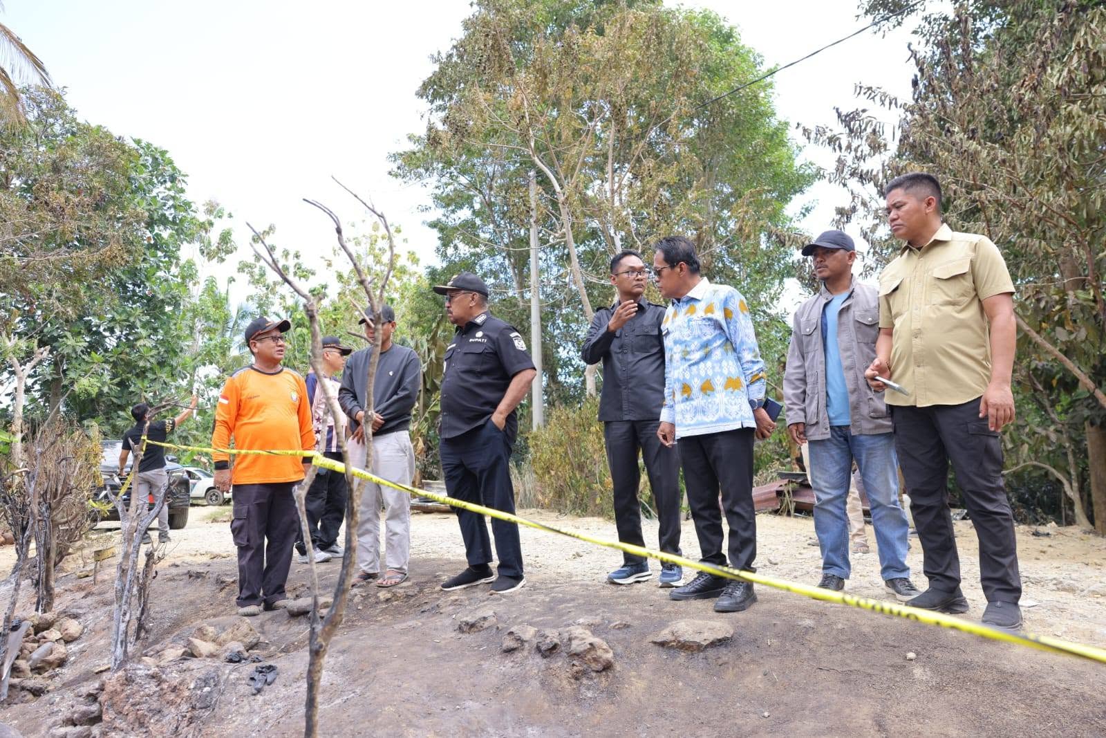 Bupati Bombana Burhanuddin mengunjungi keluarga korban kebakaran di Desa Tongkoseng, Kecamatan Tontonunu. Lima orang meninggal dunia dalam musibah tersebut. Pemerintah daerah menyerahkan bantuan uang tunai dan menginstruksikan pendataan kerugian serta pemenuhan kebutuhan keluarga terdampak.