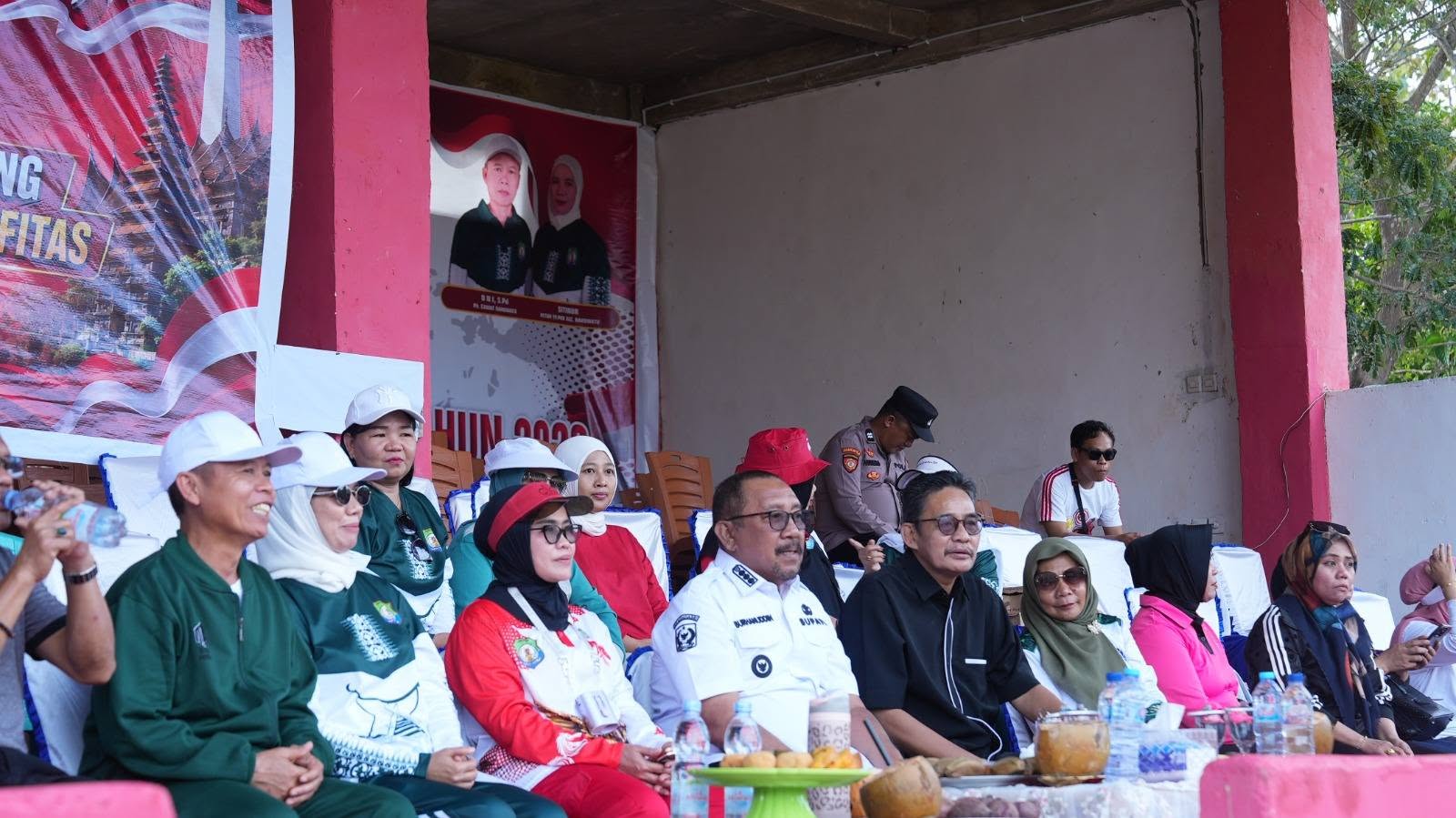 Bupati Bombana Burhanuddin membuka kegiatan olahraga dan pentas seni HUT ke-81 RI di Kecamatan Rarowatu. Selain mengajak masyarakat menjaga sportivitas dan persatuan, ia mendorong pengembangan UMKM, pemanfaatan lahan produktif, serta kebersihan lingkungan.