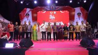 Bupati Bombana Burhanuddin mengajak masyarakat memperkuat persatuan dan bergandeng tangan membangun daerah saat Malam Ramah Tamah dan Pesta Rakyat HUT ke-81 RI, yang diisi penyerahan hadiah lomba dan hiburan rakyat.