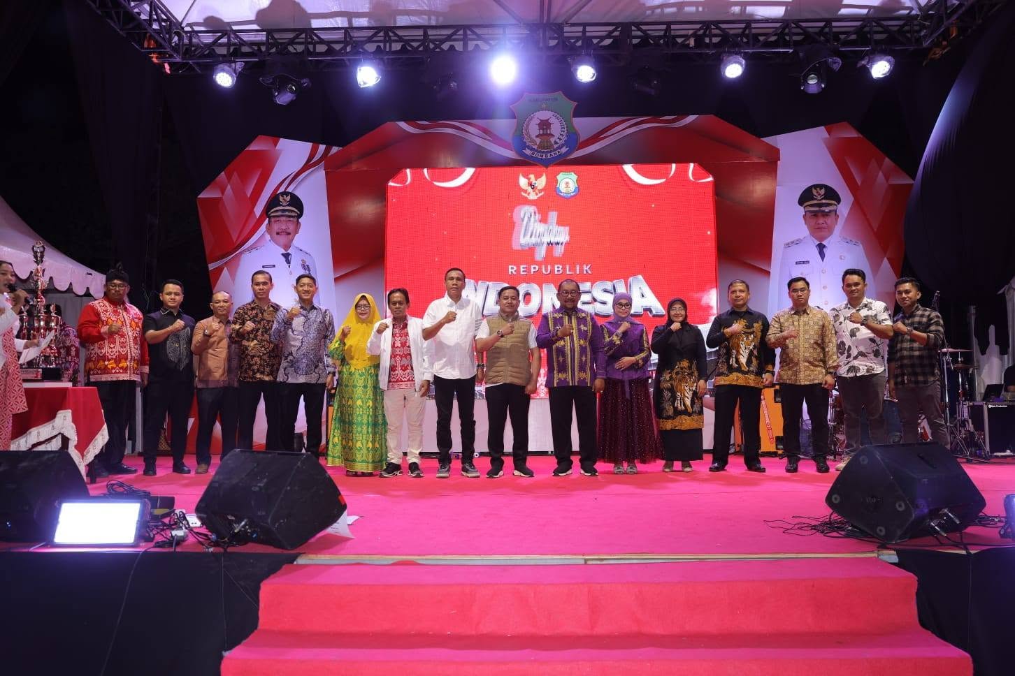 Bupati Bombana Burhanuddin mengajak masyarakat memperkuat persatuan dan bergandeng tangan membangun daerah saat Malam Ramah Tamah dan Pesta Rakyat HUT ke-81 RI, yang diisi penyerahan hadiah lomba dan hiburan rakyat.