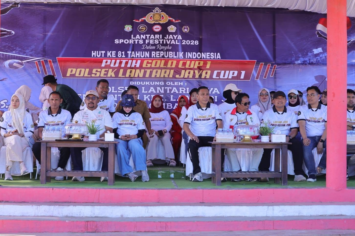 Bupati Bombana Burhanuddin menghadiri malam ramah tamah Desa Wumbubangka dalam rangka HUT ke-81 RI, menyerahkan hadiah lomba olahraga, dan memberikan sumbangan untuk pembangunan masjid.
