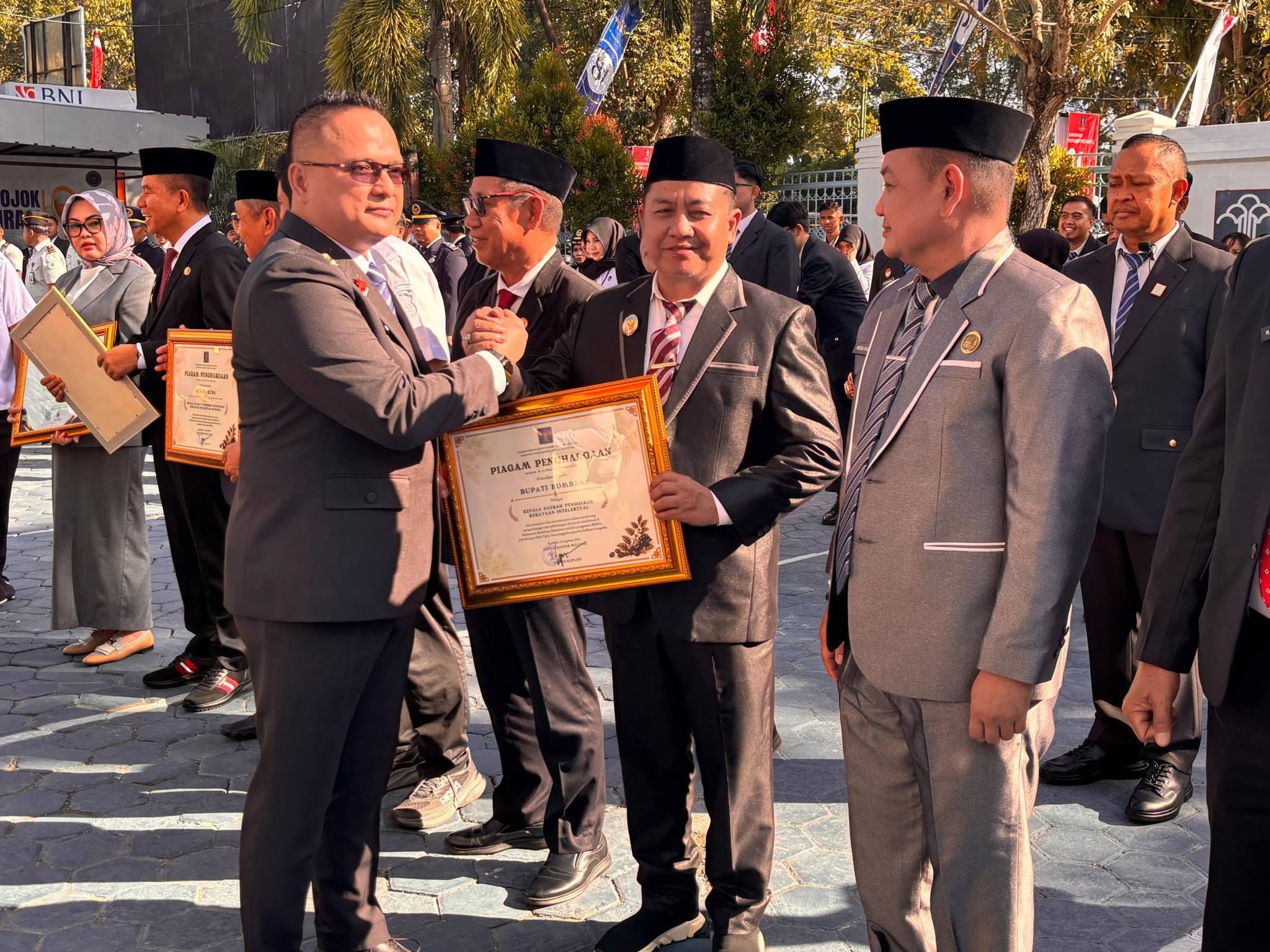 Wakil Bupati Bombana Ahmad Yani menerima penghargaan Kepala Daerah Penggerak Kekayaan Intelektual dari Kanwil Kementerian Hukum Sulawesi Tenggara atas komitmen mengembangkan dan melindungi potensi daerah.