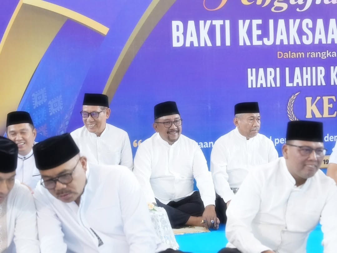 Bupati Bombana Burhanuddin menghadiri pengajian akbar dan doa bersama HUT ke-81 Kejaksaan RI di Masjid Raya Al-Kautsar Kendari. Gubernur Sultra menekankan pentingnya integritas, keadilan, dan sinergi penegakan hukum.