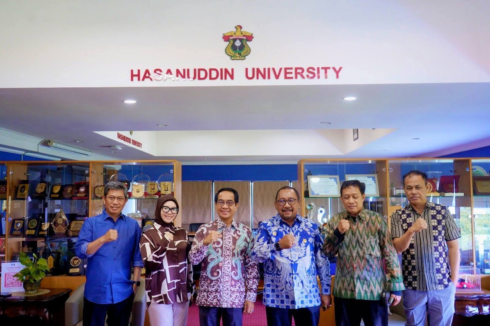 Bupati Bombana bertemu Rektor Unhas membahas penguatan Agrominapolitan, hilirisasi pertanian dan kelautan, pengembangan Unhas di Bombana, serta program beasiswa.