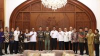 Bupati Bombana menghadiri rapat koordinasi program bioetanol bersama Menteri Pertanian dan 44 bupati. Pemerintah mendorong tebu, singkong, dan jagung sebagai bahan baku bioetanol.