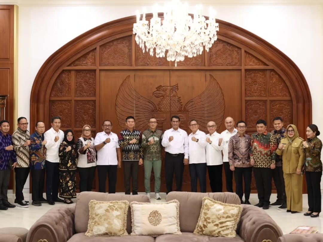 Bupati Bombana menghadiri rapat koordinasi program bioetanol bersama Menteri Pertanian dan 44 bupati. Pemerintah mendorong tebu, singkong, dan jagung sebagai bahan baku bioetanol.