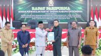Bupati Bombana Burhanuddin menyampaikan perubahan KUA-PPAS APBD 2026. Pendapatan diproyeksikan Rp934,70 miliar dan belanja Rp1,146 triliun.