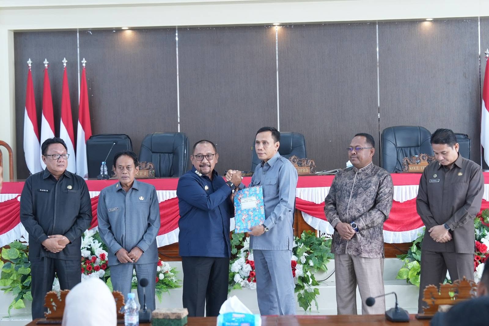 DPRD Bombana menyetujui Raperda Perubahan APBD 2026. Bupati Burhanuddin menekankan pengelolaan anggaran yang transparan, akuntabel, dan berpihak pada kebutuhan masyarakat di tengah keterbatasan fiskal.