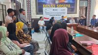 Dinas Sosial Bombana bersama Bank Mandiri menyalurkan Buku KKS kepada KPM baru penerima PKH 2026 serta memberikan pendampingan terkait mekanisme bantuan sosial.