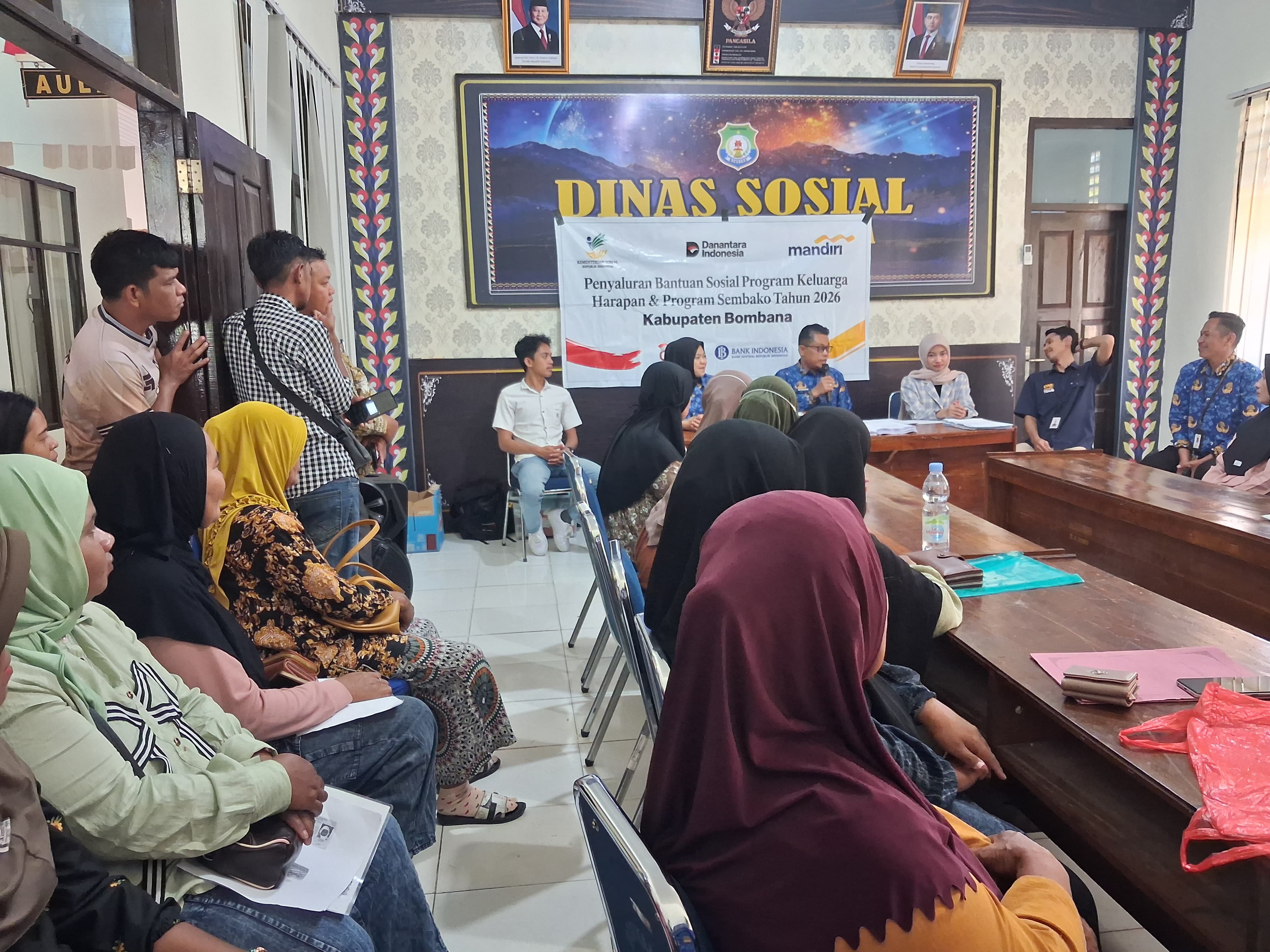 Dinas Sosial Bombana bersama Bank Mandiri menyalurkan Buku KKS kepada KPM baru penerima PKH 2026 serta memberikan pendampingan terkait mekanisme bantuan sosial.